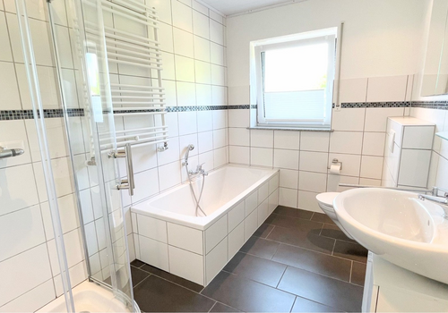 Bad mit Dusche & Badewwann