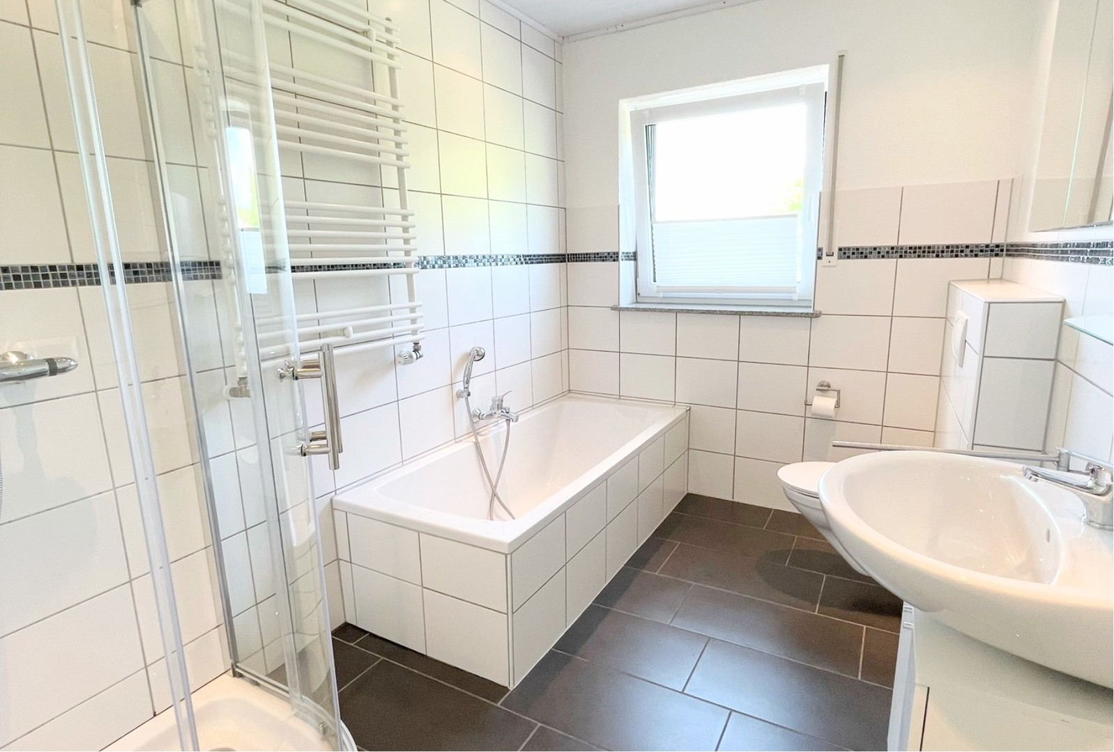 Bad mit Dusche & Badewwann