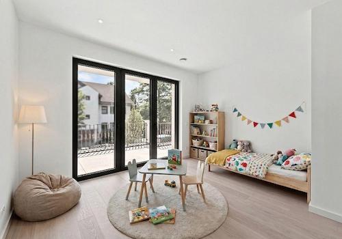 Kinderzimmer mit Balkon im OG