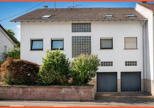 Großzügiges Ein- bis Zweifamilienhaus mit zwei Garagen