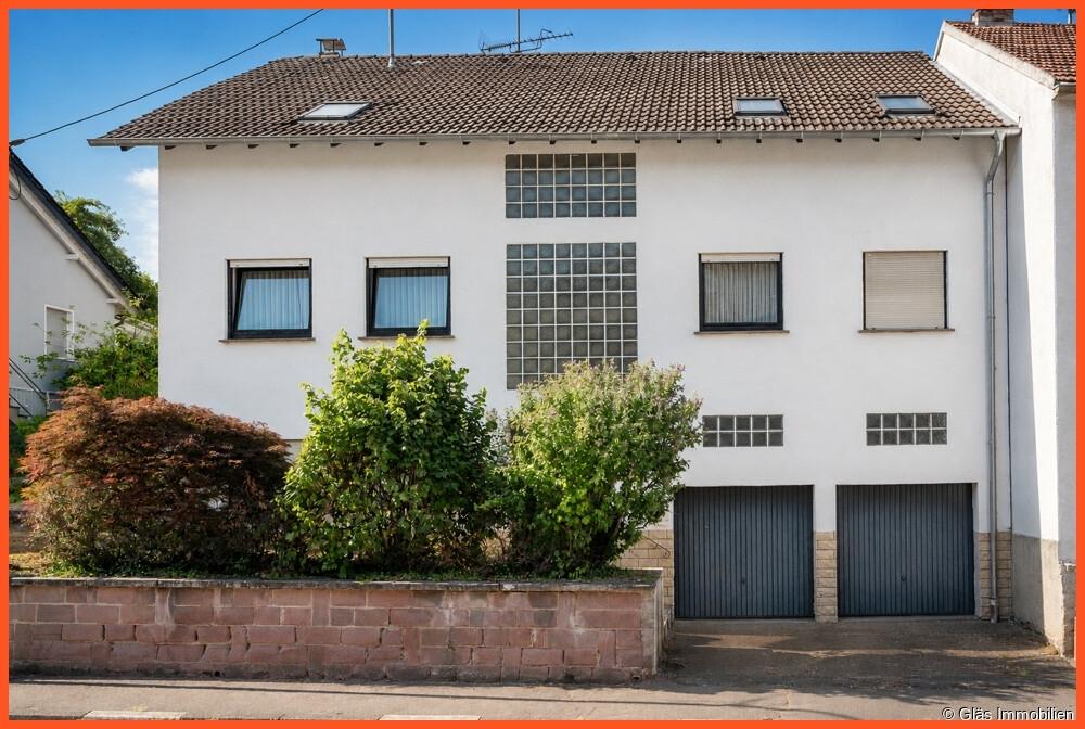 Großzügiges Ein- bis Zweifamilienhaus mit zwei Garagen