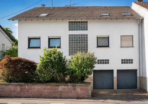 Großzügiges Ein- bis Zweifamilienhaus mit zwei Garagen