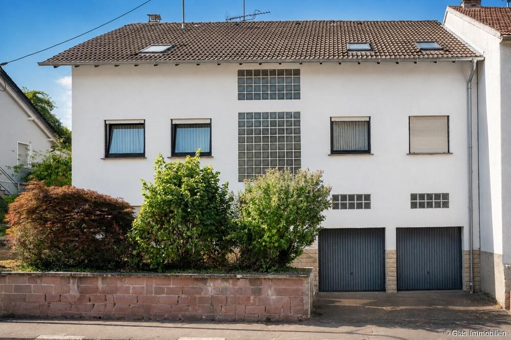 Großzügiges Ein- bis Zweifamilienhaus mit zwei Garagen