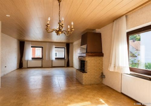 Wohnzimmer mit Kamin