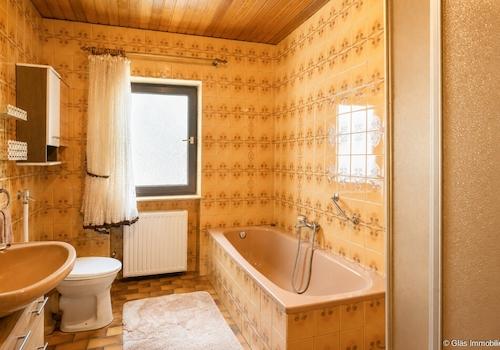 Badezimmer mit Dusche und Wanne