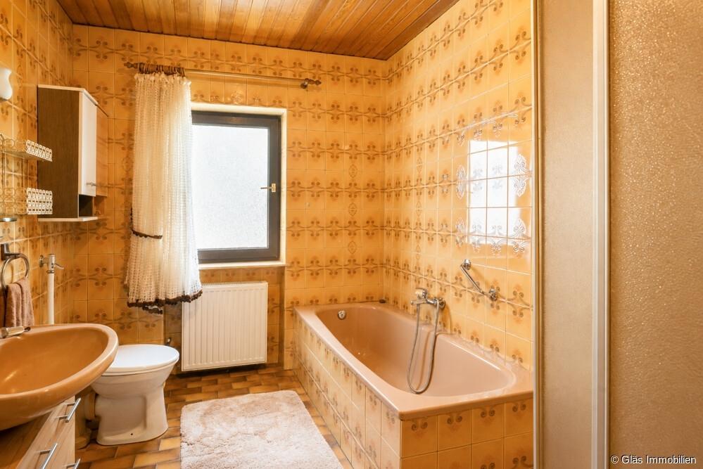 Badezimmer mit Dusche und Wanne