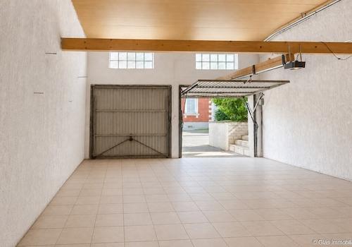 Große Garage für bis zu 3 Pkw