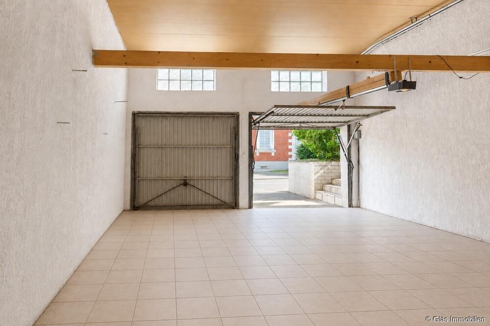 Große Garage für bis zu 3 Pkw