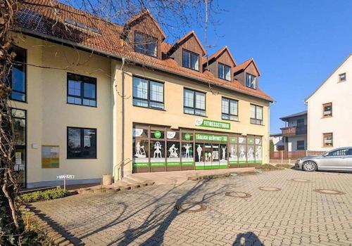 Haus33_Fitnessstudio+Parkplatz