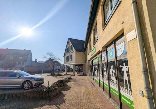 Haus 33_Parkplatz Haupteingang
