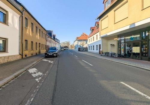 Haus33_Vor dem Eiscafe