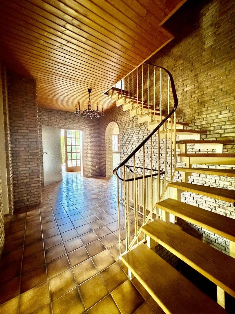 Diele mit offener Treppe und K