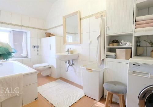 Badezimmer DG - (KI generiert)