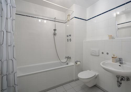 Wannenbad in zeitlosem Weiß