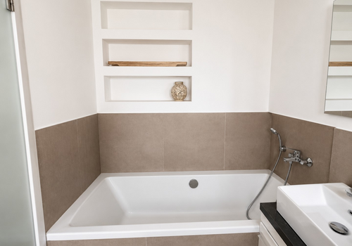 2. Bad mit Badewanne