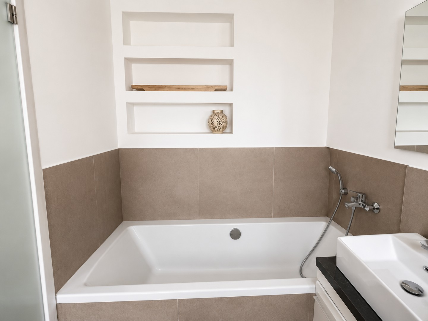 2. Bad mit Badewanne