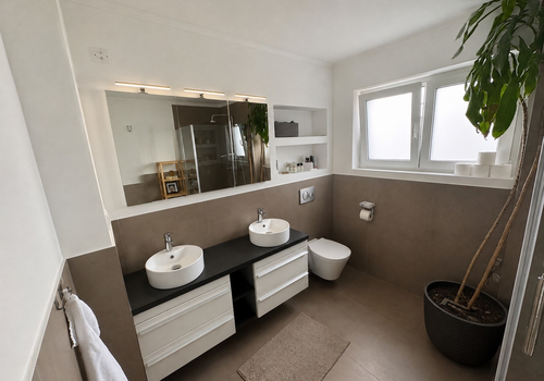 Warmes Bad am Schlafzimmer 