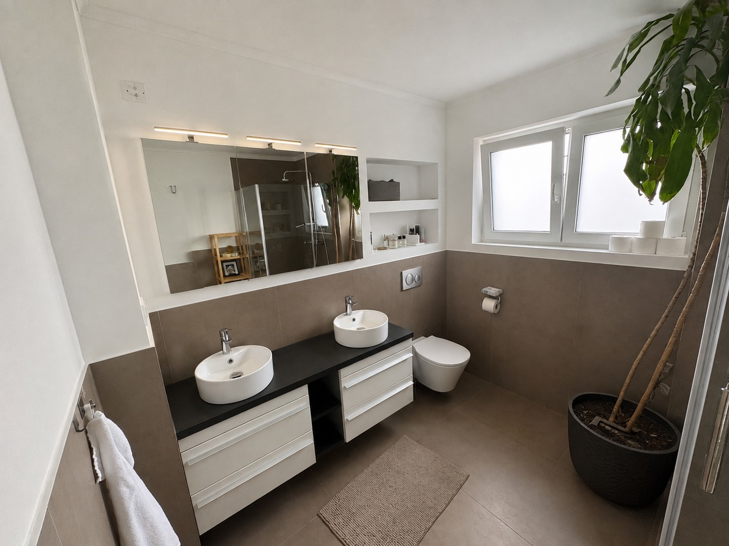 Warmes Bad am Schlafzimmer 