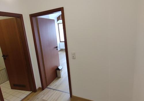 Flur mit Tür zu Bad und Wohnen