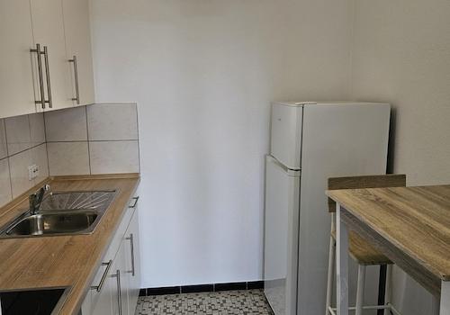 Küche mit Geschirrspüler 