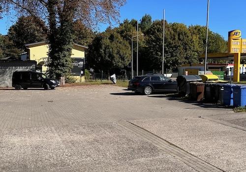 Park- und Mülltonnenstellplatz
