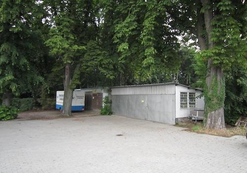 Gewerbehalle und Garagen