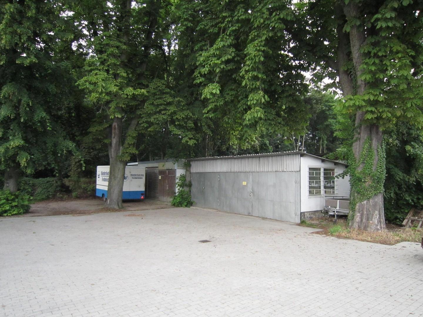 Gewerbehalle und Garagen