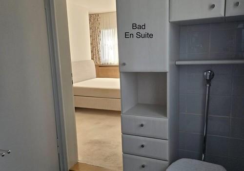 Bad neben Schlafzimmer