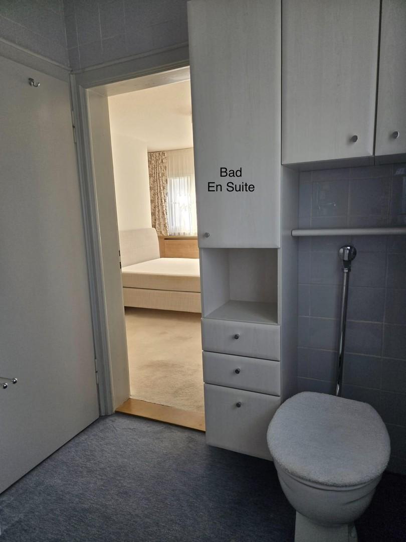 Bad neben Schlafzimmer