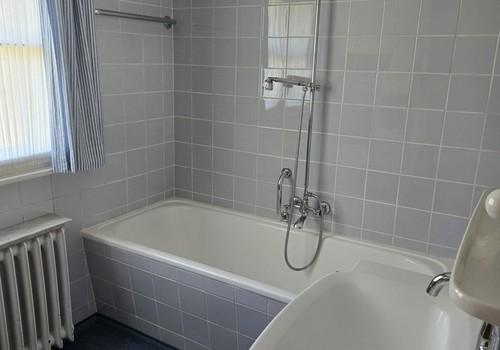 Bad neben Schlafzimmer