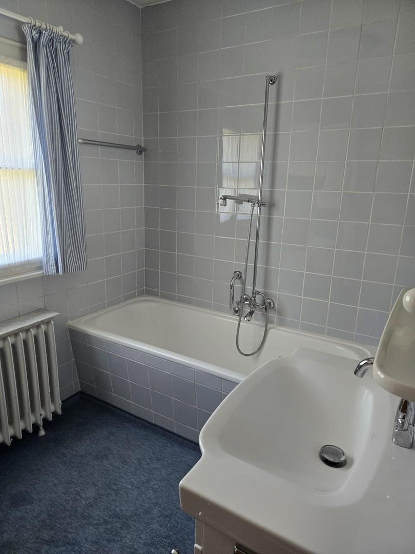 Bad neben Schlafzimmer