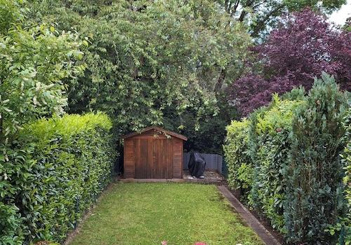 Garten mit Gartenhäuschen
