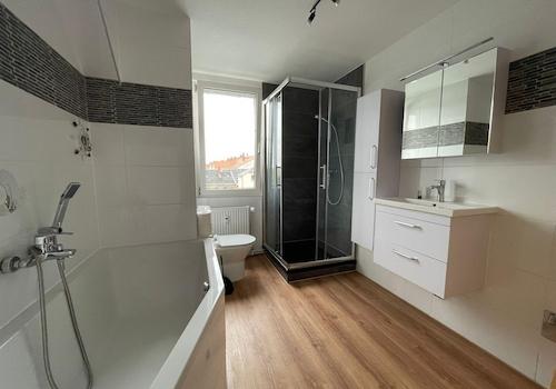 Bad mit Wanne und Dusche 