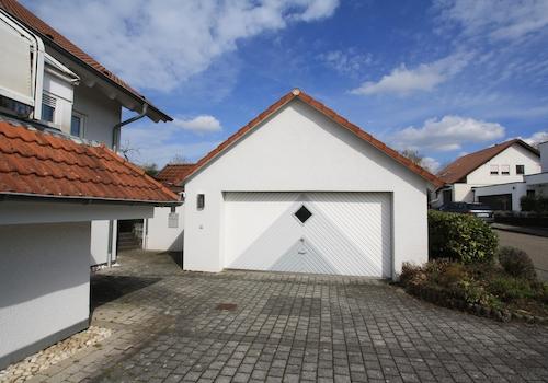 Garage mit Stellplätze
