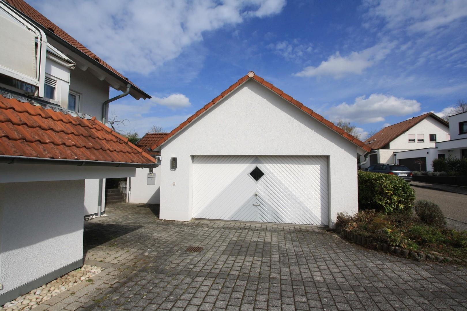 Garage mit Stellplätze