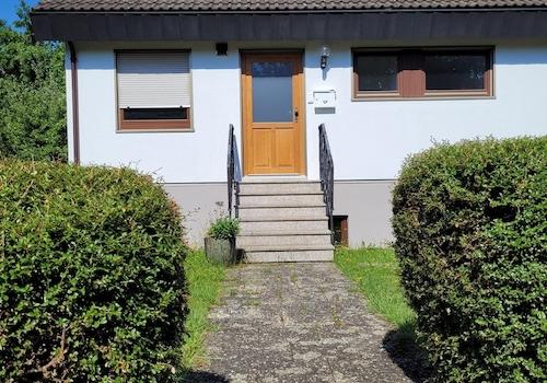 Haus (außen, Frontseite)