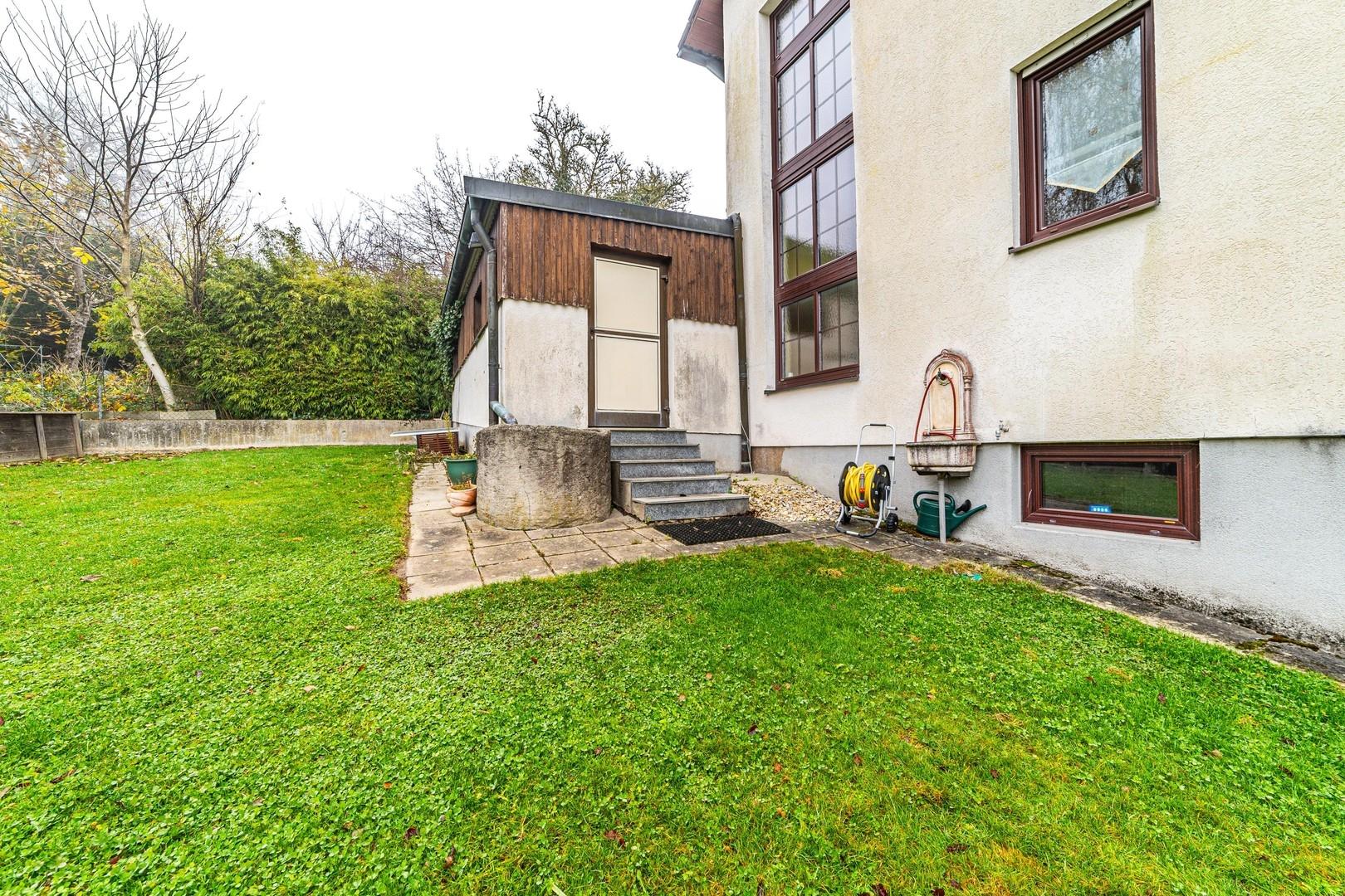Zugang Garten von Garage