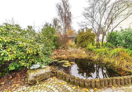Teich mit Wasserlauf