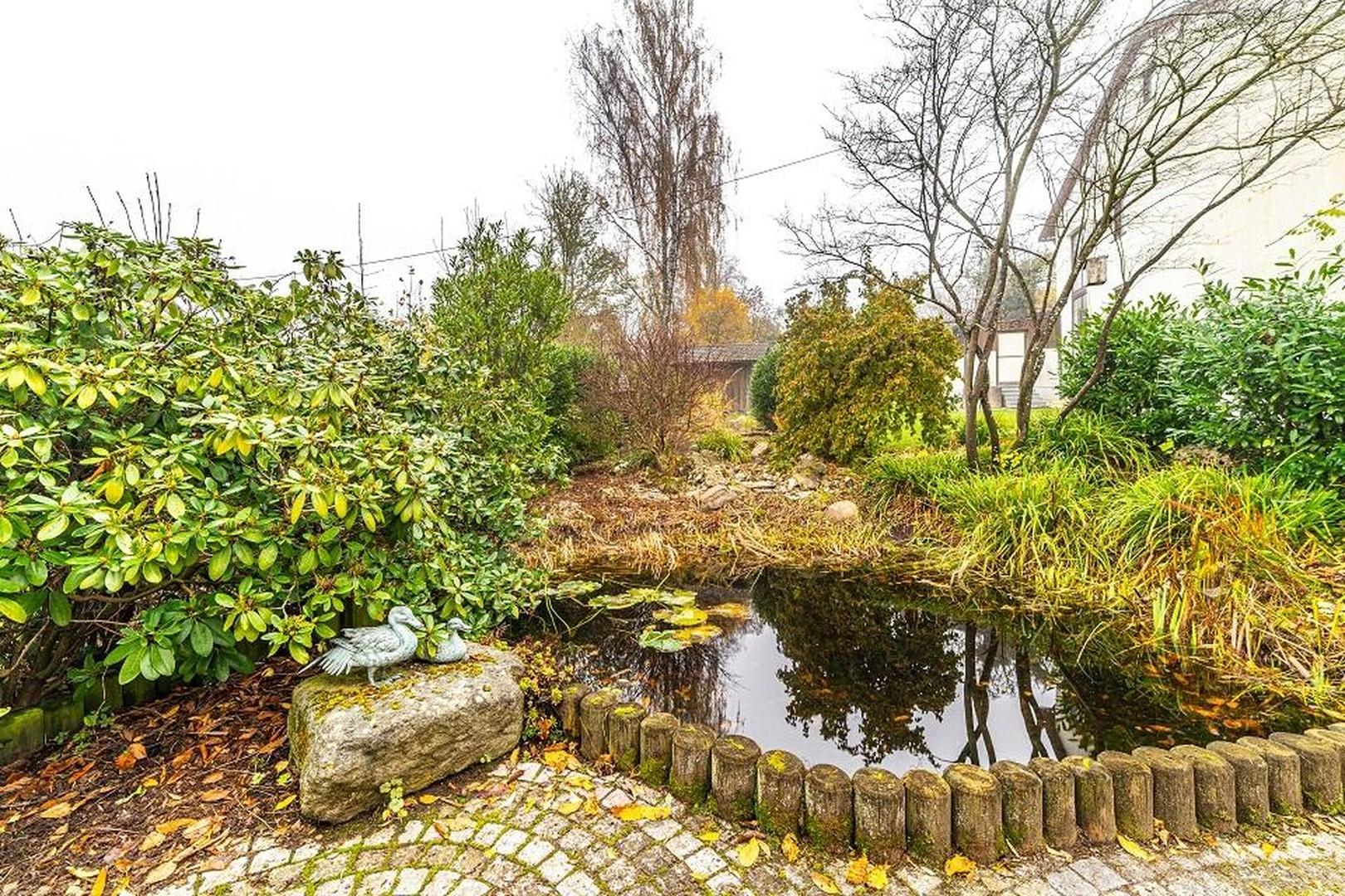 Teich mit Wasserlauf
