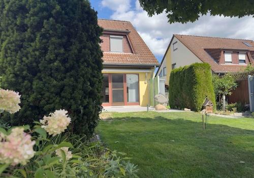 Blick vom Garten zur Terrasse