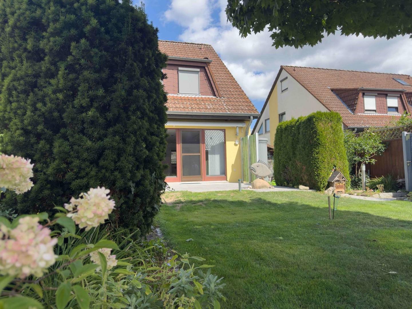 Blick vom Garten zur Terrasse