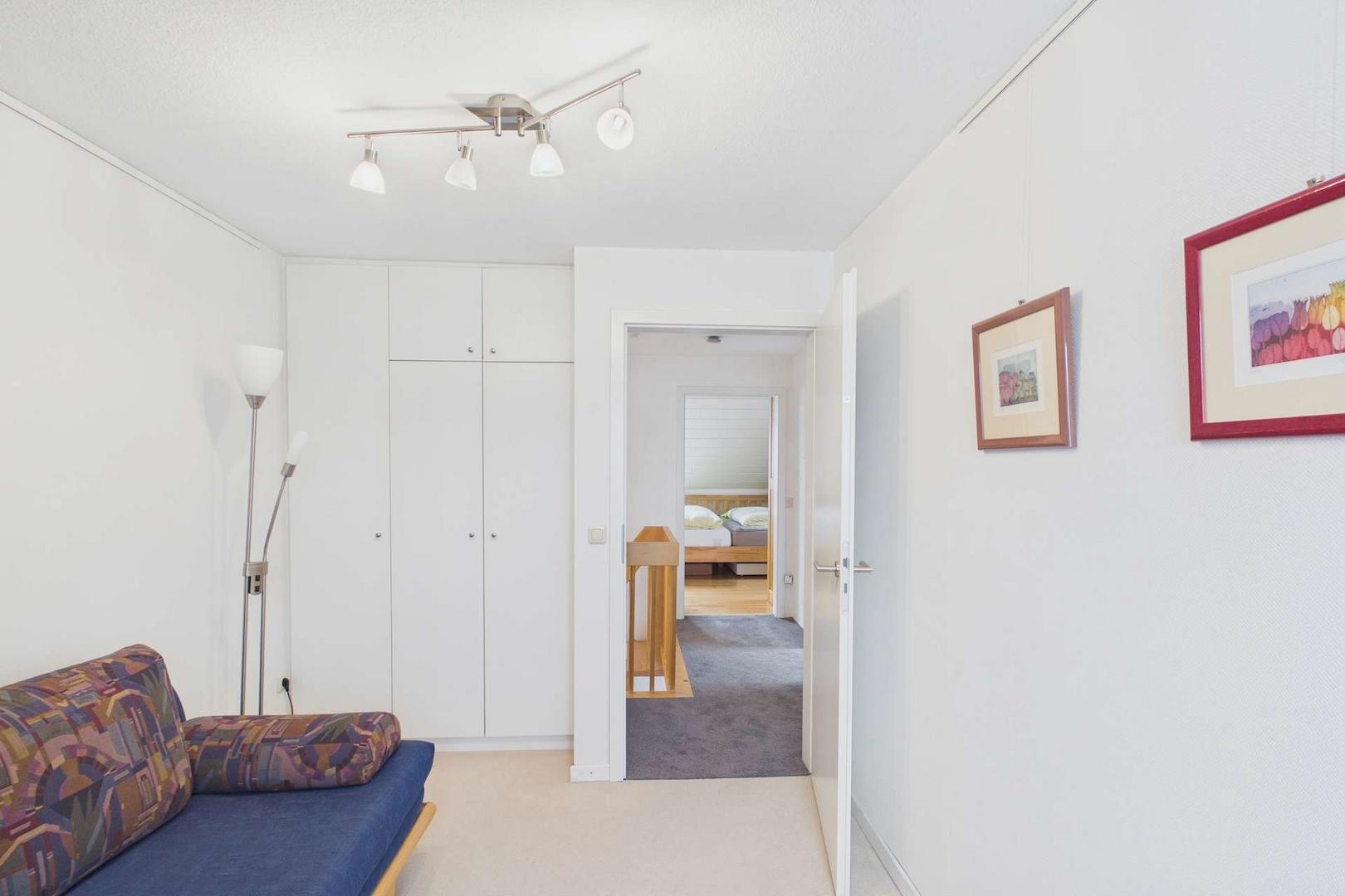 Blick vom linken Zimmer zur Diele