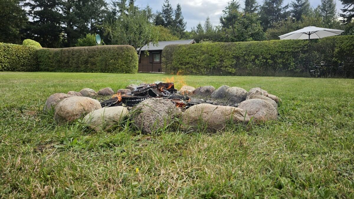 mit Lagerfeuerplatz