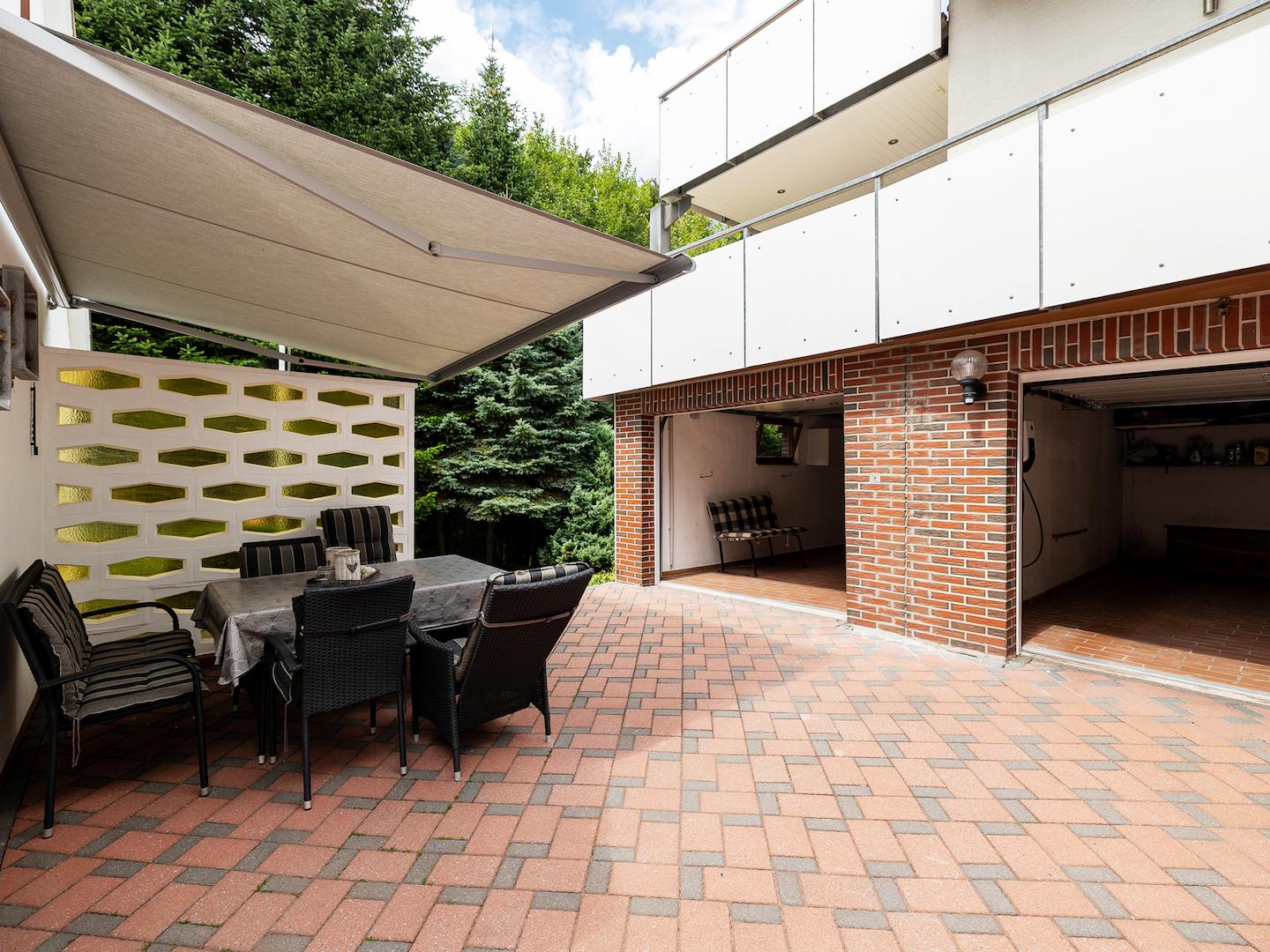 Garage/Terrasse Innenhof - KI bearbeitet