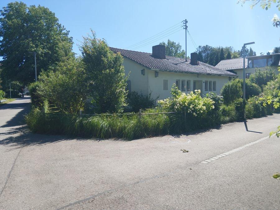 Blick von der Straße zum Haus