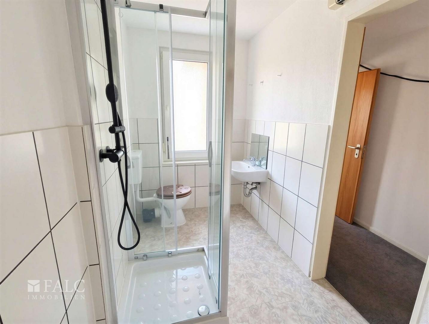 Bad 2 mit Dusche im 1. OG