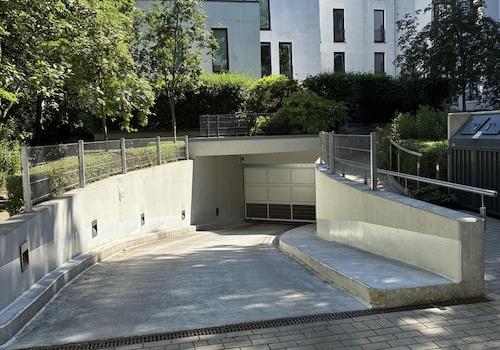 Hausrückansicht/Tiefgarage