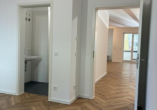 Blick in Masterbad und Wohnzi