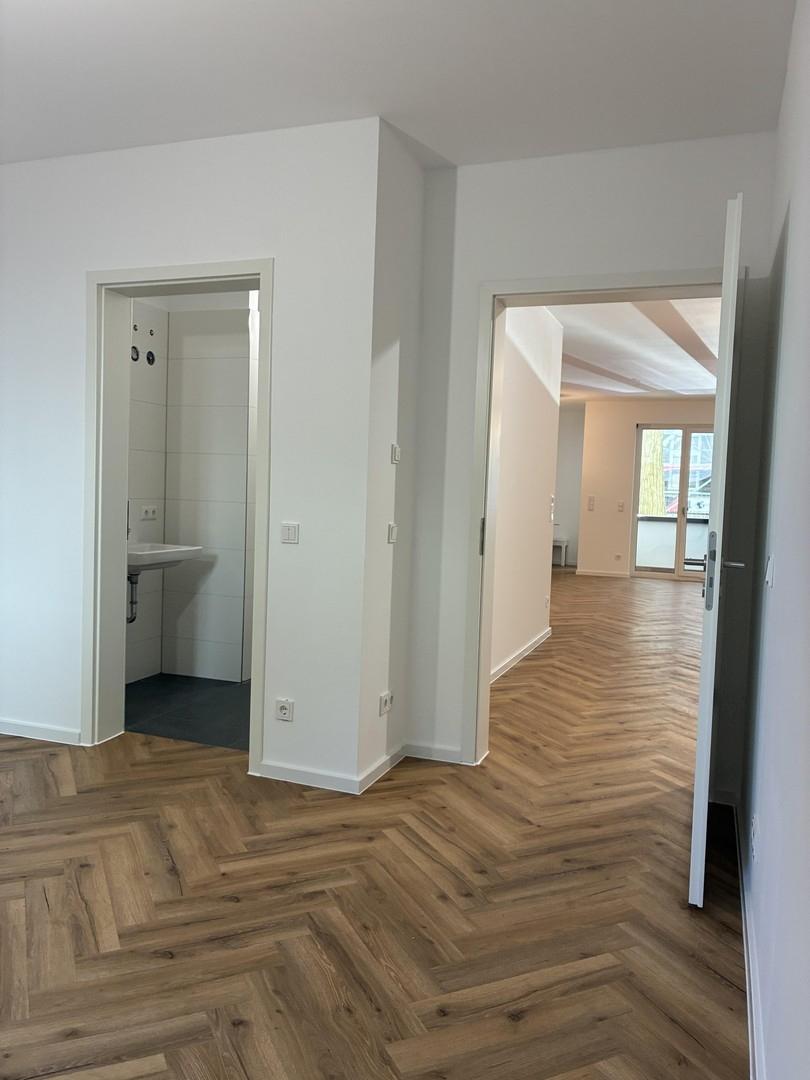 Blick in Masterbad und Wohnzi
