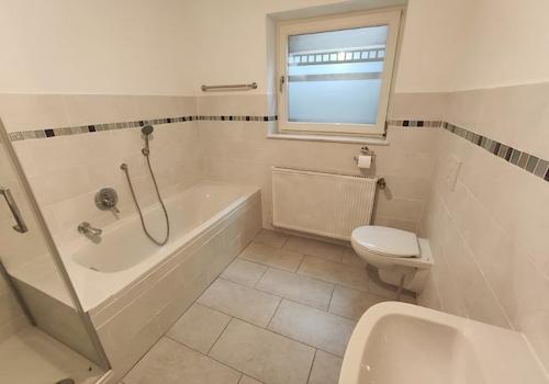 Bad mit Badewanne, Dusche und Waschmaschinenanschluss Bild 1